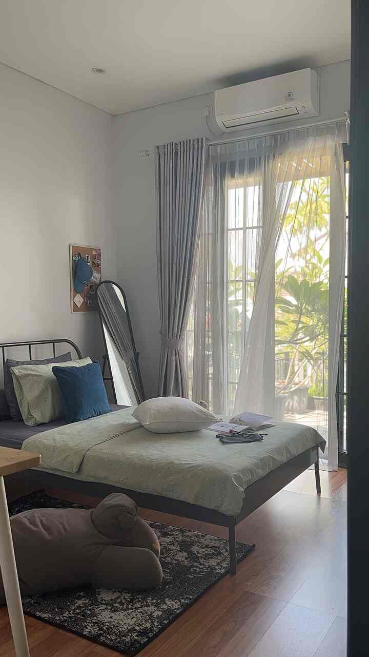 
Pemilihan furniture dan peletakan barang itu point utama di kamar ini, mengingat kamar ini memiliki  2 pintu yaitu pintu utama dan pintu balkon, konsen nya jangan sampai barang menggangu ruang gerak penghuni kamar. 

Sering datang memjadi konsen kami untuk membuat kamar leluasa agar nanti nya mereka goleran ketika berkumpul, mensiasati nya dengan layout seperti ini dan jika mereka ingin  ngobrol di luar bisa langsung menuju ke balkon. 



#WarnaCatRumah
#Cat
#RuangTerbatas
#NeverToSmall
#Bedroom
#Kidbedroom
#Homedesign
#Homestyling
#Decorlowbudget
