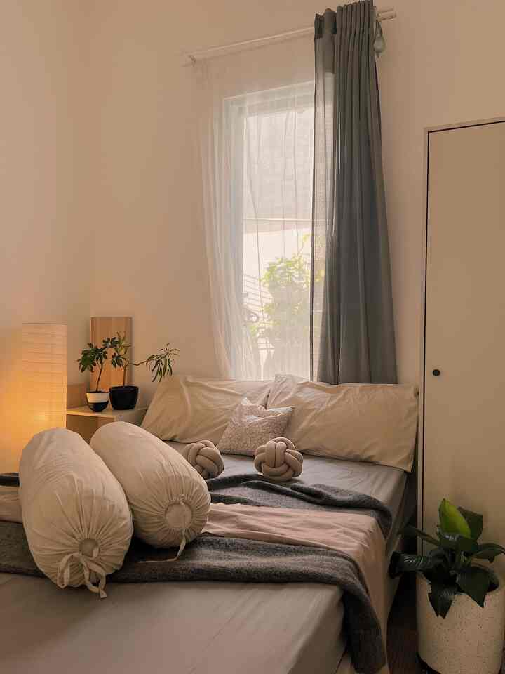 Kamar yang Jarang difoto.

Ini adalah kamar tamu casadirio yang memang jarang bgt kami kontenin karena secara luas tidak besar dan untuk dekorasinya pun masih minimalis. Untuk warna dekorasi di ruangan ini tetap pakai tone Japandi, mostly ruangan ini lebih banyak warna cream to grey gitu. 

#JapandiBedroom #Japandi #JapandiBedroomStyle #JapaneseKontemporer #Bedroomstyle #BedroomIdeas #Bedroom #BedroomStyling