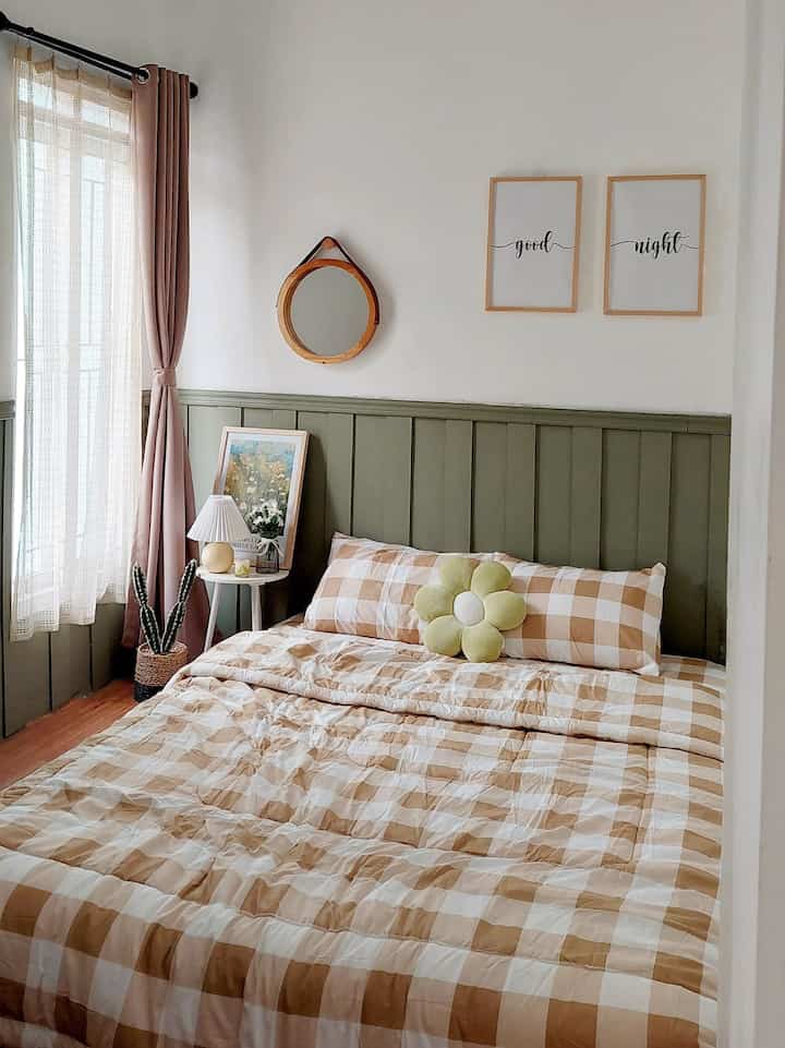 How To Styling My Mini Bedroom 🛏️

Punya kamar dengan ruang terbatas memang sedikit tricky dalam mendekorasinya, namun itu tidak menjadi halangan kami dalam mewujudkan kamar impian kami.

Kamar yang memiliki ukuran 2,7m x 3m ini kami maksimalkan untuk menyimpan furniture penting yang digunakan sehari - hari ataupun multifungsi item.

Kami menggunakan Kasur dengan ukuran ‘Queen Bed’ yang diletakan disudut sisi kiri lalu disamping kasur sisi kanan kami meletakan meja bulat kecil sebagai tempat penyimpanan multifungsi (untuk barang pribadi ataupun barand dekorasi).

Untuk menghindarkan kesan sempit, kami menggunakan warna cat dasar berwarna putih, dan mengkombinasikannya dengan wallbatten berwarna green. Tak lupa diatas meja sudut kami menyimpan cermin yang berfungsi sebagai cermin berkaca sekaligus memberikan efek luas pada ruangan.

Sementara waktu ini, kami memutuskan untuk lebih memilih menggunakan drawer sebagai tempat penyimpanan pakaian, dan juga capstock coat sebagai tambahan penyimpanan untuk pakaian yang ingin digantung.

Bagaimana menurut kalian?

#KamarTidur
#KamarTidurPerempuan
#WarnaCatRumah
#WallpaperDinding
#Cat
#WallpaperEstetik
#KasurHotel
#WalldecoEstetik
#RoundMirror
#GinghamBedset
#Drawer
#KoreanCapstock
#Ruangterbatas
#NeverTooSmall