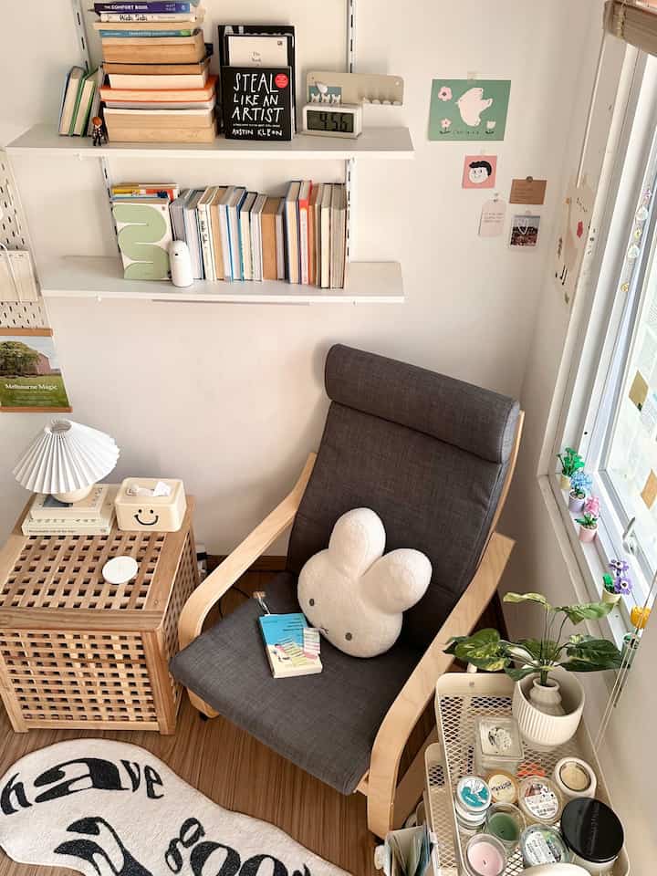 Having a lot of books but limited space is always a fun challenge, and that’s what makes styling my reading corner even more special.

Aku pasang adjustable shelf di dinding, supaya area lantai bisa dipakai buat kursi, meja, dan lampu. Rak ini cukup untuk sebagian besar bukuku, tapi aku juga punya HOL table dari Ikea di sebelah kursi baca—meja multifungsi dengan ruang penyimpanan di bawah tutupnya, buat simpan buku-buku lainnya. Selain itu, aku pakai mini trolley untuk buku-buku tambahan.

Meski ruangnya terbatas, dengan penataan yang pas dan pilihan furniture yang tepat, semuanya jadi tetap rapi, nyaman, dan estetik. So even though my reading space is just a corner of my room, it feels cozy and functional. It’s all about maximizing what you have and making the space your own 🛋️📚

#kursisantai #lampubaca #trolimini #mejasamping #storagetable #mejapenyimpannan #rakgantung #rakambalan #rakbuku #pojokbaca #readingcorner #dalkomspace #ruangterbatas #nevertoosmall