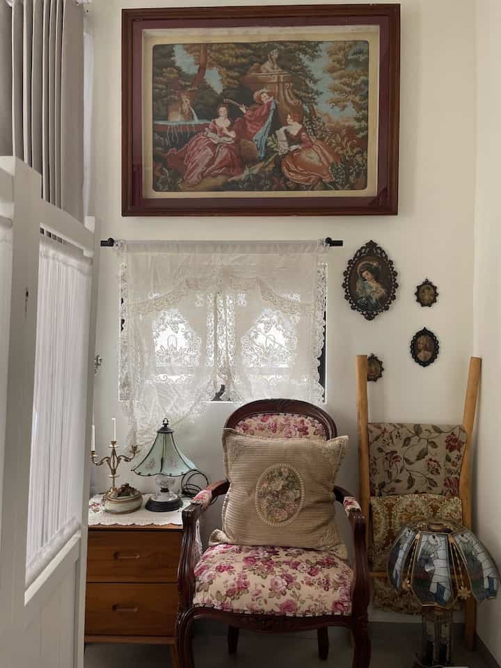 Sudut favorit di rumah ini. berfungsi sebagai sudut baca juga untuk aesthetic corner. Saya memanfaatkan space sempit ini untuk sesuatu yang sedap dipandang, agar tidak terlalu kosong dan menyatu dengan tema vintage. Akhirnya saya meletakkan kursi yang saya custom di marketplace ditambah nakas kayu jati dengan warna natural, tak lupa beberapa aksesoris kecil seperti lilin dan lampu. Saya juga menambahkan tangga dekorasi untuk meletakkan blanket. Dan yang paling mencuri perhatian adalah lukisan kristik yang saya beli di pameran vintage. Siapa sangka ruangan sempit ini bisa menjadi sudut favorit ! 

#Sudutestetik
#sudutbacavintage
#kursivintage
#nakaskayujati
#tanggakayuestetik
#walldecorvintage