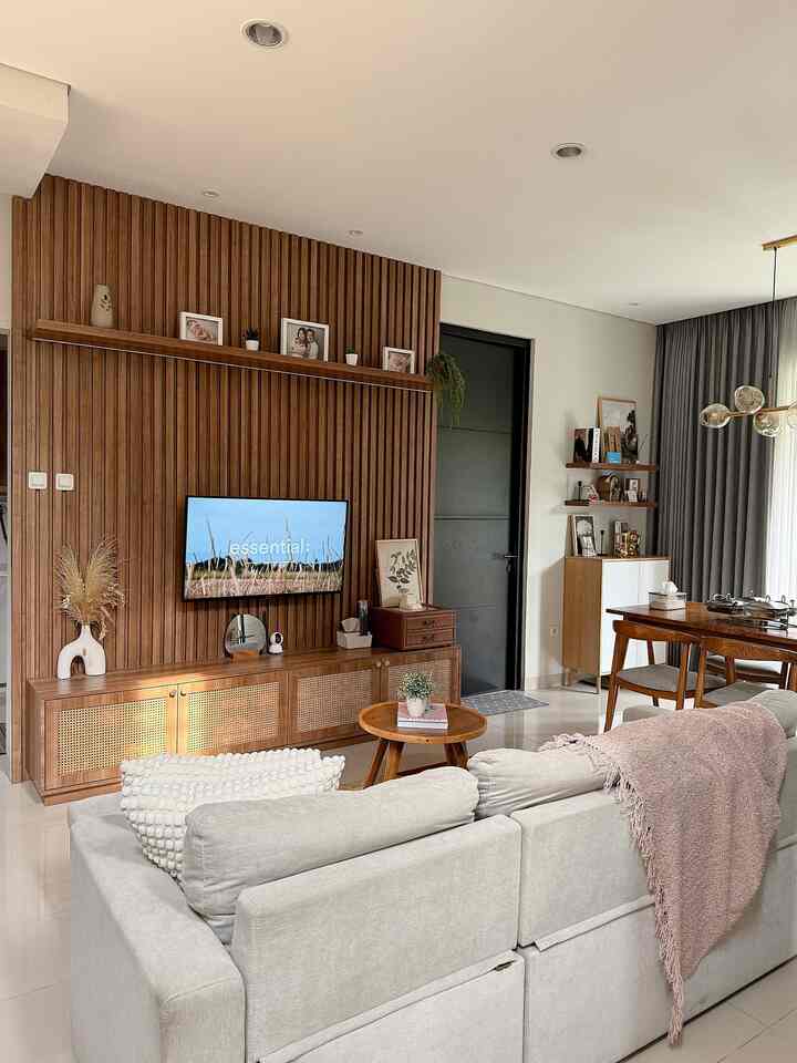 Tinggal di rumah dengan ruang terbatas bukan berarti tidak bisa berkreasi🤎

Jadi area living room ku itu tidak terlalu luas, karna aku jadikan satu dgn diningroom. Nah untuk memberikan kesan luas aku memakai warna dinding yang cerah, sbg pemanis aku pakai wrna kayu pada wallpanel TV yg menjadi point of interest di rumah ini🤎

#Ruangterbatas
#NeverTooSmall 
#LivingRoom #RuangTamu
#HPL #WallpaperTV #WallpanelTV
#WarnaCatRumah #Cat #Bandung #Cimahi
#RumahCluster #RumahDeveloper 