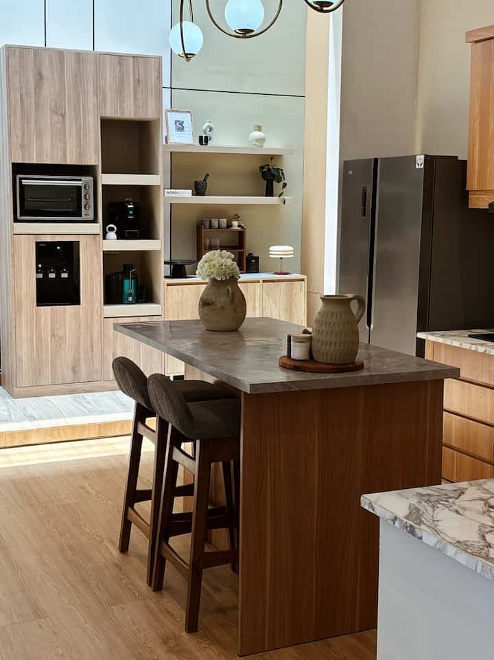 Mini pantry, dengan kabinet tambahan , karena kebutuhan ruang yang terbatas akhirnya area void dirubah menjadi mini pantry #pantry #coffeecorner #kitchen #kabinetdapur #dapurmininalis