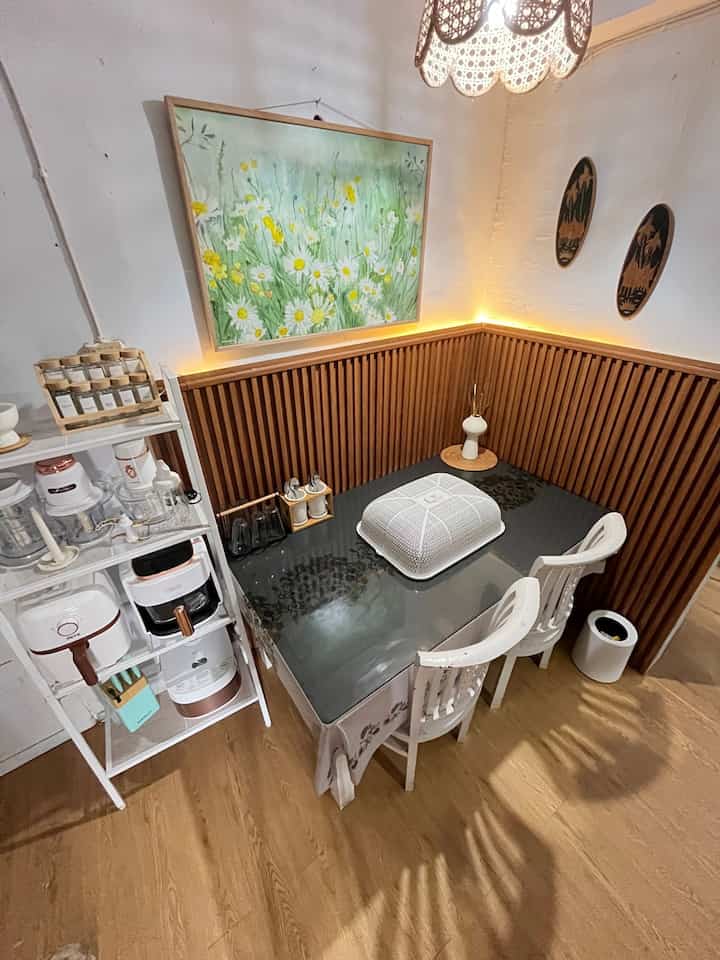 Berikut salah satu inspirasi tatanan ruang makan sederhana.

Walaupun meja makannya terlihat tua tetapi desain interior di sekelilingnya mengikuti zaman 🫶🏻

#ruangmakan #inspirasimejamakan #mejamakan #BTNOAS9 #ideruangmakan #inspirasiruangmakan