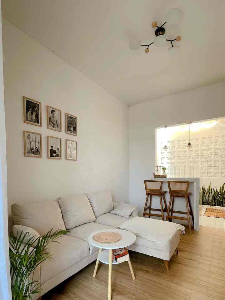 Berikut adalah tips praktikal untuk memaksimalkan ruangan kecil :

1. Gunakan Furnitur Modular:
Pilih sofa modular atau yang memiliki bagian penyimpanan di dalamnya. Ini membantu menghemat ruang dengan menyediakan tempat penyimpanan tambahan tanpa memerlukan rak terpisah.

2.Meja Multifungsi: 
Meja kecil yang multifungsi, seperti meja di ruang tamu pada gambar, bisa digunakan untuk meletakkan minuman atau buku, sekaligus berfungsi sebagai tempat penyimpanan tambahan. Pilih meja dengan rak di bawahnya.
	
3. Pasang Rak Dinding:
Manfaatkan dinding kosong untuk memasang rak dinding minimalis. Rak ini bisa digunakan untuk menyimpan buku, pajangan kecil, atau tanaman hias tanpa mengurangi ruang lantai.

4.Gunakan Kursi Bar yang Tinggi:
Di area dapur, pilih kursi bar yang tinggi dan ramping. Ini memaksimalkan ruang tanpa terlihat terlalu besar dan memungkinkan lebih banyak ruang gerak di sekitar dapur.

5. Pilihan Warna yang Senada:
Gunakan warna yang senada pada furnitur dan dinding, seperti putih dan kayu terang. Warna senada menciptakan ilusi ruang yang lebih besar karena tidak ada kontras yang memecah ruangan.

6. Pencahayaan Alami dan Lampu yang Terang:
Maksimalkan penggunaan cahaya alami dengan jendela besar atau atap tembus cahaya seperti di dapur pada gambar. Jika tidak ada cukup cahaya alami, gunakan lampu gantung minimalis yang menyebarkan cahaya secara merata di seluruh ruangan.
	
7. Tanaman Hias untuk Dekorasi:
Tempatkan tanaman hias kecil di sudut ruangan untuk menambah kesegaran tanpa memakan banyak ruang. Pilih tanaman yang tidak memerlukan perawatan tinggi, seperti lidah mertua (Sansevieria).

8. Ruang Terbuka dengan Pembatas Visual:
Hindari memasang dinding pemisah tambahan. Gunakan furnitur seperti meja bar atau karpet untuk memisahkan area tanpa mengurangi ruang terbuka.

Dengan langkah-langkah praktikal ini, Anda bisa memaksimalkan ruang kecil agar tetap terlihat rapi, nyaman, dan fungsional.

#RuangTerbatas
#NeverToSmall
#RumahMinimalis
#KitchenSet
#LivingRoom
#vinyl
#Kursibar
#mejabar