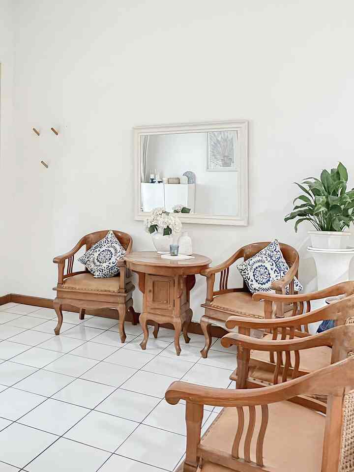 Area tempat kami menyambut tamu, memakai furnitur lungsuran pemilik rumah sebelumnya, rasanya masih sayang untuk diganti karena materialnya dari kayu jati. Jadi selama bisa berfungsi dengan baik, pakai yang ada dulu aja 🤍 

#LivingRoom
#RumahLama
#Bandung
#ruangtamu 
#CatWarnaRumah
#DecorLowBudget