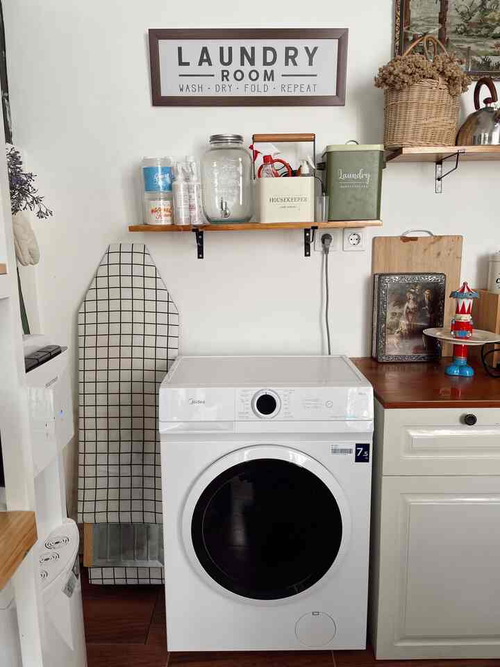 Memanfaatkan sebuah ruangan menjadi 3 fungsi (dapur, ruang makan, dan juga tempat laundry) karena ruangan ini terbatas jadi saya memilih rak2 kecil sebagai tempat penyimpanan. Utk kitchen set bagian atas saya ganti dengan ambalan selain karena tema dapur yg rustic vintage juga bisa menghemat budget. Ruangan ini juga berfungsu sebagai ruang setrika, terdapat meja setrika lipat yang dapat disimpan sehingga menghemat tempat. Karna rumah ini dihuni keluarga kecil (3 orang) maka utk tempat makan juga kami menyediakan yang sesuai dengan kapasitas. Meskipun ruangan sempit tapi jika dimaksimalkan bisa menjadi 3 fungsi lo, juga tetap indah dengan tema vintage. 

#RuangTerbatas
#NeverTooSmall
#MejaSetrika
#ambalan
#Rakpenyimpanan
#RakDapurVintage
#InspirasiRuangLaundry
#PintuRotan
#KitchenDiningRoom