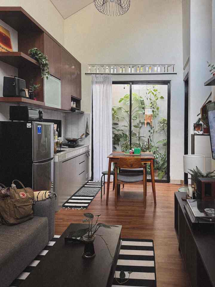 ✨ TIPS MEMAKSIMALKAN RUANG TERBATAS ✨

1. Menggunakan warna dinding yang cerah
2. Membuat open space pada ruang dan meminimalisir sekat
3. Memaksimalkan penggunaan furniture tertutup agar bisa menjadi storage. 
4. Memberi sentuhan motif bergaris agar ruangan terasa lebih panjang 
5. Tidak ada dinding kosong, harus jadi storage ya!
6. Menggunakan meja TV dengan bagian rak cukup banyak agar bisa menyimpan banyak peralatan rumah. 
7. Menggunakan warna yang senada, semisal coklat dengan intensitas yang sama (tua-tua atau muda-muda) agar tidak terlalu banyak corak yang belang. 

Ini dia tips dari Dasa Cavana dengan ruangan yang super tiny! Semoga membantu yaaa!

#KitchenSet #MejaTV #RakSepatu #RuangTerbatas #NeverTooSmall #tinyhouse 