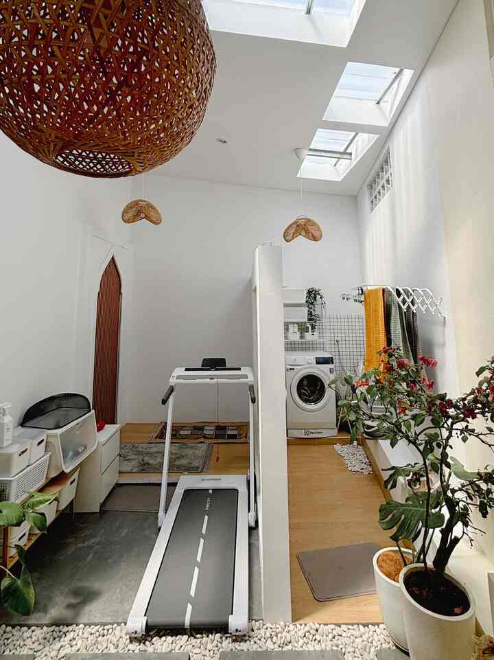 Ruangan di halaman belakang berukuran 3x3,5m yang bisa menjadi 2 area ruang yaitu laundry room dan mushola.

karna berhubung area nya kecil kita fungsionalkan menjadi 2 area yang bisa sangat berguna dirumah ini, karna rumah ini memiliki lahan terbatas. 

tips dari aku sebelum menggunakan lahan yang sempit, pastikan sebelumnya sudah memikirkan ruangannya akan dijadikan bagian apa, dan part paling penting adalah mengukur ruangan yang akan dipakai, dengan memadukan furniture nantinya. jadinya ruangannya akan berfungsi dengan baik kalo kita bisa planning dulu sebelumnya.

semoga menginspirasi 🤍

#Ruanganterbatas #NevertooSmall #laundryroom #laundryroomidea #mushola #musholaminimalist #ruangansempit #ruangan3meter #duaruangjadisatu #ruanganfungsional #homeinspo #homescandinavian #homeinspiration #laundryinspo