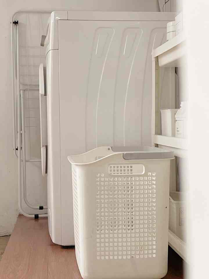 Laundry Room mini 
Area cuci baju yang super mungil ini berukuran 
1 X 1,5 meter dan sangat minimalis banget sebenarnya masih wishlist untuk redecor ruangan cuci baju ini semoga besok2 ada rejeki lebih biar bisa decor ulang atau make over laundry room mungil ini 
Aku pakai mesin cuci front loading rak ambalan motif kayu rak troli dari ikea keranjang baju jemuran lipat yg yg space saving biar hemat tempat,untuk dinding aku masih pakai wallpaper sticker ya lantainya pakai vynil. Memang tidak banyak barang karena memang mini banget space nya . 

#wallpaperdinding
#wallpaperestetik
#ruangterbatas
#nevertosmall
#minimalis 
#laundryroom
#roomdecore
#koreanhouse 
#homedecore 