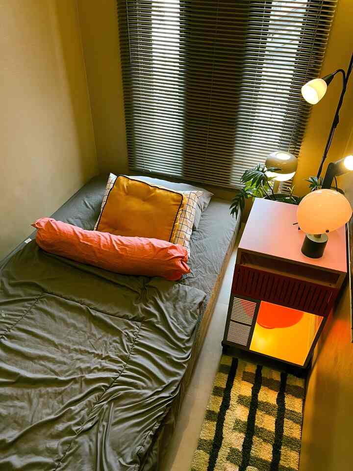 Cara memaksimalkan ruangan kecil menurutku yaitu pada tata letak yang efisien dan pemilihan furnitur yang fungsional. Menambahkan detail dekorasi seperti lampu akan menciptakan suasana yang nyaman saat berada didalamnya. Kuncinya ada pada styling yang tepat 🙌🏻✨

#WarnaCatRumah
#Granite
#RuanganTerbatas
#NeverTooSmall
#VenetianBlind