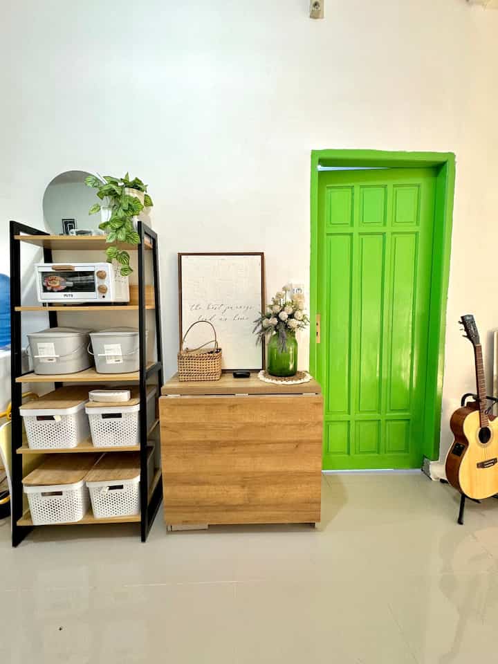 Hai tetangga Ohouse! Ini penampakan depan kamar yang juga bersampingan ruang tv juga meja makan, karena konsep rumah ini open space jadi semua terlihat berdekatan 

Rumah ini baru saja selesai direnovasi jadi masih didekor seadanya, pemilihan warna car ngejreng membuat penampakan pintu kamar jadi terlihat lebih fresh, untuk meja tv karena menggunakan beberapa rak yang dibalik dan memanfaatkannya jadi meja karena belum membeli meja tv, tips rak ini ternyata membuat tampilan ruang tv jadi makin cakep karena bisa jd sekat menyimpan beberapa printilan

#ruangtv #depankamar #pintukamar #openspace #rumahminimalis #mejatv #rak #inspirasiruangtv #mejatvminimalis #rakpenyimpanan #catpintukamar #catpintu #dekorasiruangtv #idemejatv 