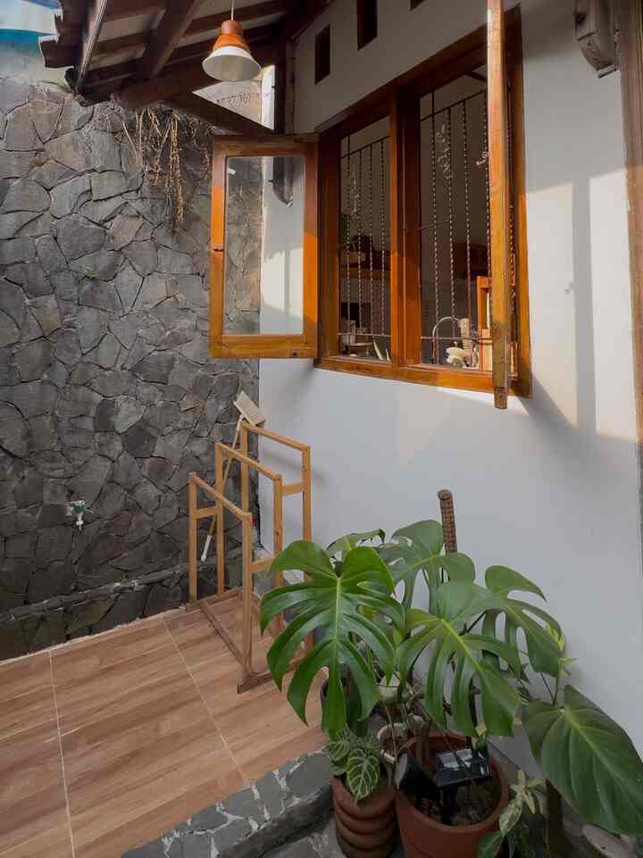 Hay Tetangga Ohouse! 
Ini adalah area belakang rumahku, area sempit dan terbatas ini menjadi area kesukaan ku di rumah. Walau luas areanya terbatas, are belakang ini memiliki banyak fungsi, tempat aku mejemur baju, mecuci baju dan menjadi area taman. Tips dari aku agar area terbatas di rumah kamu tetap multfi fungsi dan terlihat luasa, adalah dengan tidak terlalu banyak menggunakan furnitur. Semoga menginspirasi 


#tamanbelakang
#areterbatasr
#jemuran
#jemurankayu
#lantaikayu
#lamputenagasurya
#kacarotan
#