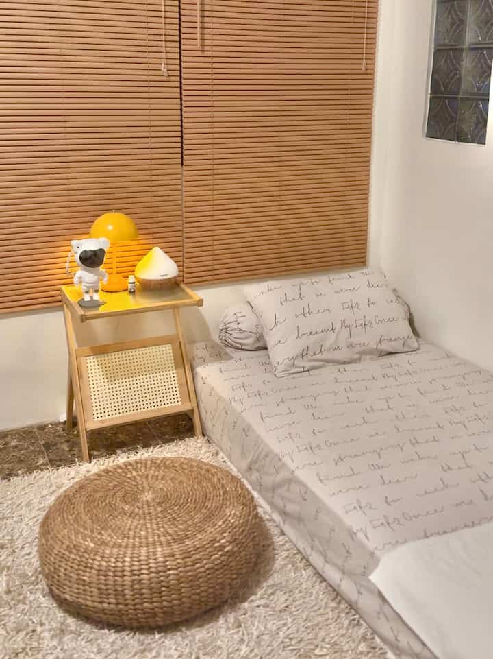 Ini kamar anak pertama ku, aku stylis minimalis 
Sengaja aku tidak simpan lemari dan mainan di kamar agar lebih rapih ✨ 


#kamaranak
#kamarminimalis
#lamputiduranak 
#lampujamur
#diffuser
#