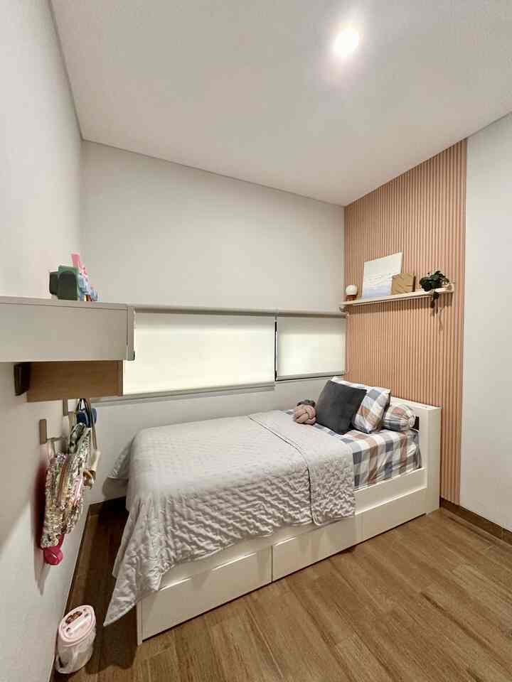 Menata kamar anak yang luasnya terbatas ✨
Kamar anak dirumah hanya 2,5x28 meter, dengan penataan yang baik bisa memberi efek luas. Pemilihan furniture yang compact, tempat tidur size single, memberi sisa ruang yang lebih lebar. Ditambah dengan jendela lebar supaya memberi efek atau kesan luas.
#RuangTerbatas
#NeverTooSmall
#BedroomInspo
#SmallBedroom
#KidsBedroom
#Homestyling
#Homedecor
#WhiteandWoodbedroom
#Kidsroom