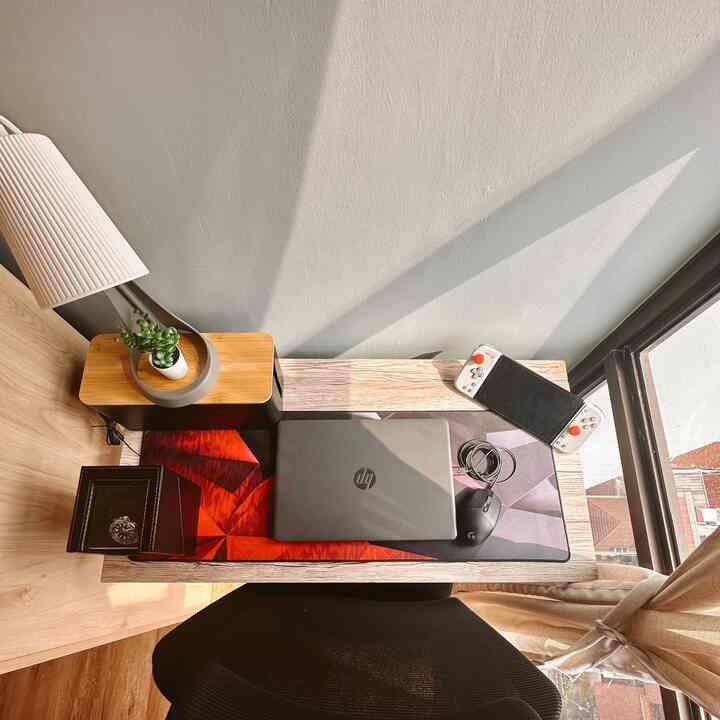 #Workstation edisi couple!

Tapi ga samaan sama sekali, alias beda! 🤣 
Untuk semua furniturnya sih beli jadi aja yaaa dan bisa dibilang meja kerja dia lebih rapih daripada aku! 🫠

Kalo kamu gimana? Rapihan meja kerja kamu, apa pasangan kamu? 💜

#workstationideas #homeoffice #mejakerja #bubuapato #apartemen #workstationstyling #idemejakerja

