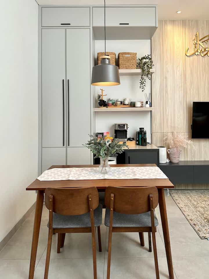 Diningroom small space ✨✨
Diningroom dirumah dengan ukuran terbatas tapi tetap nyaman 🤎
#diningroom
#homedecor
#homestyling
#diningroominspo
#modernindustrial
#homecafe 
#inspirasiruangmakan
#ruangmakanestetik
#ruangmakankeluarga