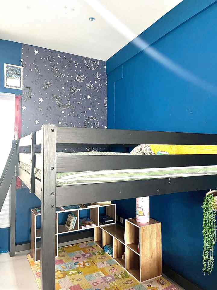 Kamar Tidur Sempit Lebar 2.5 m

Kamar tidur anak ini lebarnya cuma 2.5 m, supaya bisa muat untuk 2 orang anak kami menggunakan ranjang tingkat. Memanfaatkan kolong ranjang kami memakai rak buku serbaguna yg bisa di rubah2 bentuk dan posisinya. Selain itu kami menggunakan lemari baju custom d sesuaikan dengan bentuk kamar.

#WarnaCatKamar #LemariCustom #HPLFurnitureLaminate
#Ruangterbatas
#NeverTooSmall
#KamarTidurAnak
#RanjangTingkatAnak
#RakBukuSerbaguna