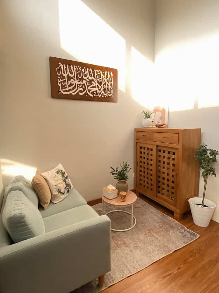Memaksimalkan Living Room minimalis 

Salah satu siasat untuk memaksimalkan ruang tamu minimalis di rumah kami adalah dengan tidak menggunakan barang, furniture dan dekorasi secara berlebihan. Selain karena perawatannya yang akan cukup sulit tidak menggunakan banyak barang akan terlihat lebih luas. Karena ruangan ini cukup mungil . Ukurannya sendiri 2.8 x 3m namun, luas tersebut belum terpotong dengan akses keluar masuk pintu. 

#walldecorkayu #kaligrafikayu #lemarifoyer #sofa2seater #lantaispc #karpetruangtamu #coffeetable #Ruanganterbatas #NeverTooSmall