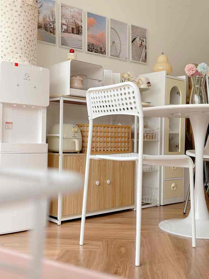 Ruangan fleksibel 
Ruangan yang bisa buat ruang makan ruang santai ruang kerja pokoknya activitas apa aja bisa dilakukan disini walaupun belom banyak perubahan tapi tetap bikin nyaman 
Minimalis banget dengan tone ruangan wood & white 

#cat
#warnacatrumah
#lantaivynil
#koreanhouse
#aesthetic
#simpleroom
#minimalis 
#roomdecore 