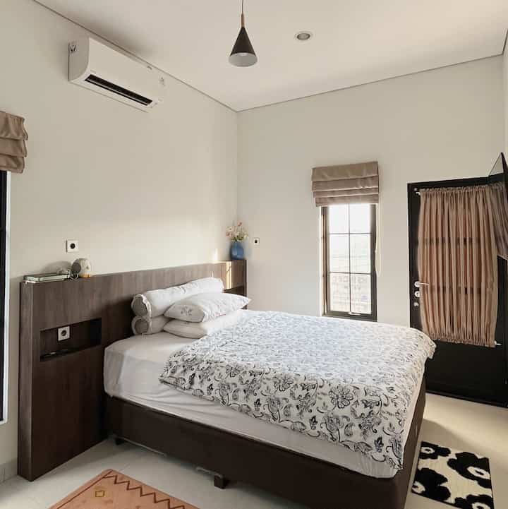 Kamar Utama di Lahan Terbatas 

Kamar Utama di lantai 2 yang ukurannya tidak terlalu besar menjadi salah satu tantangan kami untuk menempatkan furniture. 
Lebih memilih untuk custom Furniture & layout kami tentukan bareng dengan design interior agar letaknya maksimal. 
Untuk headboard dipan kami pilih tidak menggunakan side table namun dibuat lubang kabinet kecil untuk bisa meletakkan barang-barang di samping kasur. 

Lalu untuk lemari kami buat setinggi plafon kutang lebih 3 meter agar lebih fungsional bisa meletakkan barang-barang yg cukup besar. 

#RuangTerbatas #NeverTooSmall #KamarAmininimalis #RuangKamarTidur #HomeDecor #WarnaCarRumah #CatAkamarMinimalis