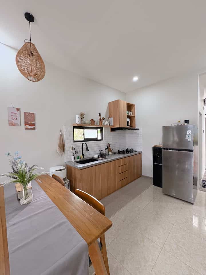 dapur ini adalah tempat favorite aku.. apalagi saat ini aku lagi seneng banget buat well ness shot di rumah sendiri.
#KitchenSet #KitchenSetMinimalis #TopTableGranit #MulitplekLapisHpl #DapurSegaris