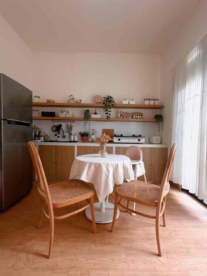 Memaksimalkan Area Dapur yang Terbatas

Salah satu tantangan saat menempati rumah ini adalah mengatur layout yang sesuai agar rumah tidak terlalu sempit meski di lahan yang terbatas. Salah satunya dapur ini. 
Oleh karena itu, kami akhirnya memutuskan menggunakan layout dapur segaris agar ruangan bisa maksimal dan tidak sempit. 
Di salah satu sisi dapur kami juga gunakan bukaan pintu lipat yang lumayan lebar agar dapur ini mendapatkan cahaya dan sirkulasi udara yang baik.
Selain itu, kami pilih penggunaan ambalan agar dapur tidak “penuh” namun juga masih bisa estetik dan fungsional untuk meletakkan beberapa organizer dapur dan juga dekorasi.
Terakhir, karena dapur ini sekaligus menjadi area makan, kami pilih meja makan yang berukuran kecil sesuai kebutuhan penghuni rumah, agar kami masih bisa leluasa beraktivitas di dapur dengan space yang cukup.

#WarnaCatRumah #LantaiVinyl #OrganizerDapur #RuangTerbatas #NeverTooSmall