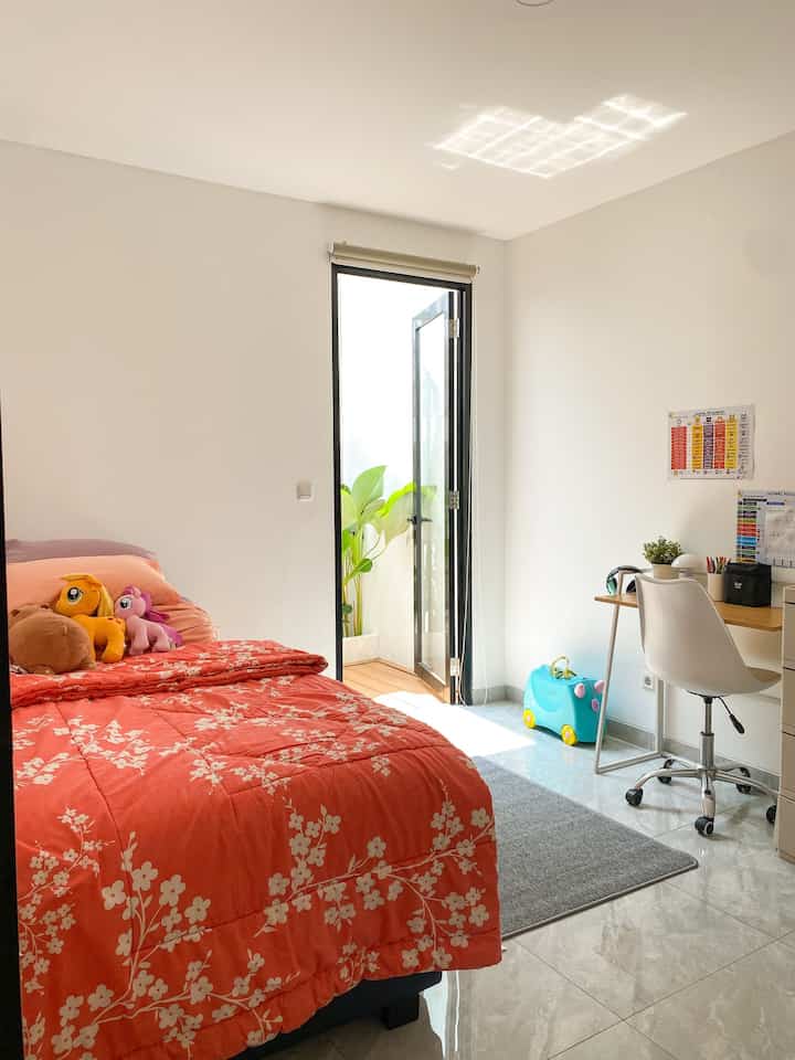 Ini adalah kamar tidur anak-anak kami. Ukuran 3 x 3,8 meter, cukup luas untuk 2 anak kami yang masih kecil. Dengan adanya pintu kaca yang cukup tinggi, kamar ini mendapat cahaya dan sirkulasi udara yang sangat baik.
Untuk dekorasi memang tidak terlalu banyak, karena kami masih menyesuaikam kebutuhan anak-anak kami saat ini saja.
Next time ingin sekali membuat kids bedroom ini menjadi lebih nyaman lagi 🙏☺️

#InspirasiKamarTidurAnak #KamarTidurAnakMinimalis #WarnaCatRumah #LantaiRumah #DekorasiMinimalis #RumahMinimalis