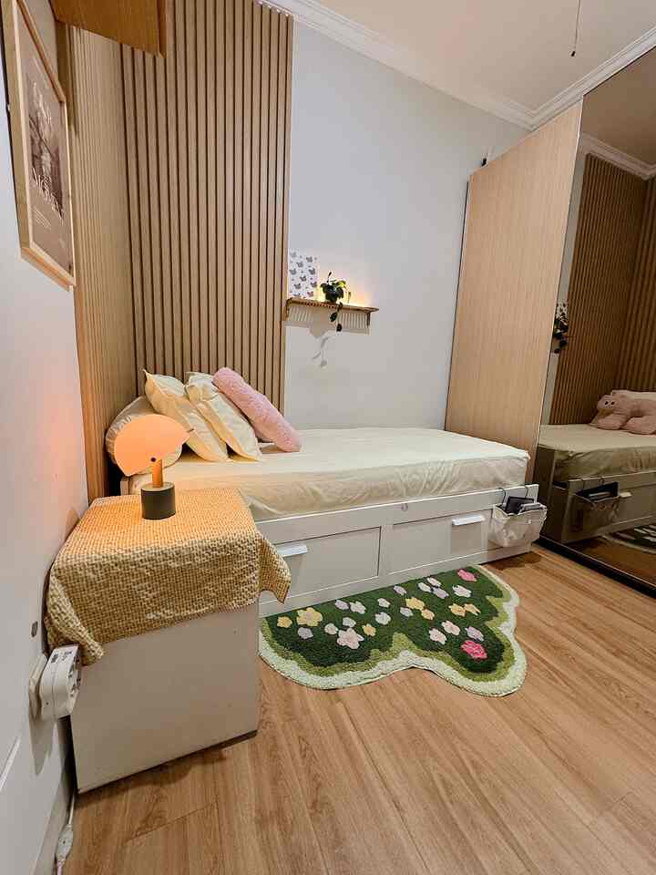 Memaksimalkan ruangan terbatas tuh sebenernya susah susah gampang. Tipsnya semua furniture bisa multifungsi dan ukurannya disesuaikan sama ruangan. Ukuran kamar 3x3m ini aku pake dipan yang bisa dibesarkan hingga 160cm, tp klo ditutup hanya 80cm dan ada laci besar di bawah dipan untuk storage. Pake nakas yang full laci untuk naro2 printilan juga. Jadi meja ga penuh. 

Untuk lemari aku custom pake sliding door biar tetep bisa diakses walau ruangannya mepet. Di mix sama kaca agar ruangan terkesan lega.

Aku tambah juga lemari gantung custom agar dapat memenuhi kebutuhan storage tp ga bikin kamar makin sempit. 

Penambahan wpc disudut kamar untuk mempercantik kamar tapi ga rame. Smoga bisa menginspirasi ya.


#Ruangterbatas #NeverTooSmall #kamarmini #dipanserbaguna #lemarigantungcustom #lemarimixkaca #wpc #nakasmultifungsi 