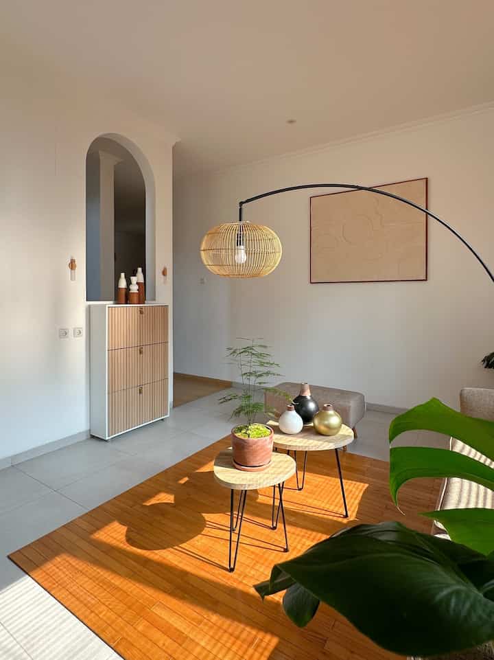 Di ruang tamu ini ada beberapa tanaman yang menurut aku estetik banget yang bisa menambah value ruangan ini. Yang pertama ada asparagus fern (slide 2), lalu ada caladium army (slide 3) dan slide keempat ada monstera. 

#ruangtamu
#indoorplant
#tanamanruangtamu 
#asparagusfern
#monstera
#caladiumarmy