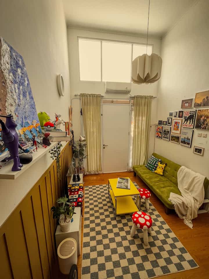 Ada yang baru nih di area living room. Aku spill ya.. item item yang terlahir dari gabut sesaat pembayaran berhasil, dasar aku 🫢. Ada penutup kursi berbentuk jamur yang super cute dari ikea. Kebetulan kursi mammut anak anak dirumah udah buluk banget karena banyak goresan, aib si mammut udah tertutupi deh sama sarung SKOGSDUVA. Karena belanja via web ikea mayan yah ongkirnya berasa rugi kalo cuma check out 2 barang (jangan dicontoh ya) aku juga ambil sarung bantal PLATTLUMMER dengan corak line biru hitam dan hijau bersandar di sofa bed ku yang ijo lumut aku suka. Living room
Jadi semakin berwarna.

#SpillNewItem #SpillRecommendedItem #SpillProductIkea #IdeDekorasiLivingRoom #HomeSweetHome #TinyHouse #TinyLivingRoom #NeverTooSmall