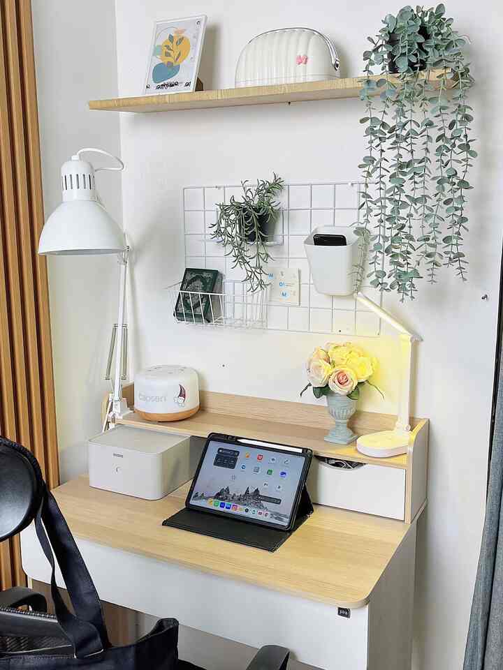 Cara kami memaksimalkan ruangan yang terbatas salah satu nya dengan memanfaatkan pojok kamar yang berukuran 1 meter ini kami jadikan space spot kerja, tidak luas namun sangat cukup untuk tempat kerja dan tempat me time sambil cari inspirasi konten 🤗

Semoga menginspirasi🥰
#RuangKerja
#WarnaCatRumah
#Ruangterbatas
#NeverTooSmall
#PojokFavorit