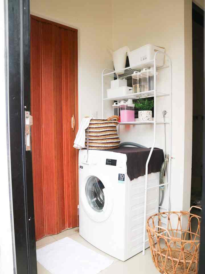 Laundry room
Ruang secimit yang dijadikan tempat laundry di casaaksadaru. Walaupun secimit tapi sangat cukup dan fungsional buat kami di rumah. Pemilihan rak ini cukup pas jadi compact banget deh. Alhamdulillah walaupun sempit tapi cukup. Bagaimana tempat kalian? 

Happy weekend 🤍

#casaaksadaru #RuangTerbatas #NeverTooSmall #RakMesinCuci #keranjangLaundry #boxserbaguna #artifisialplant #tekosiramikea
