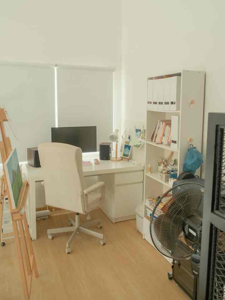 Inspirasi Home Office & Studio mungil di Damaruma 🤍
Ukuran ruangan ini 2x3 meter. Tips mengisi furniture di ruangan mungil adalah memilih furniture yang fungsional (utamakan fungsi), minimalis dan dengan ukuran yang sesuai, menggunakan cat tembok dan furniture warna terang untuk memberikan kesan luas, menggunakan pencahayaan yang baik dan terang.
Dalam ruangan ini berisi 1 meja kerja, kursi kerja, lemari dengan storage terbuka, meja kecil untuk printer dan dus untuk menyimpan printilan

#HomeOfficeMinimalis #LantaiSPC #SPCMarvelNaturalPine #RuangTerbatas #NeverTooSmall