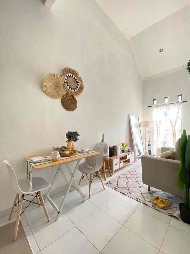 Gini jadinya kalau rumah mungil tapi maksa harus ada ruang makan 😄

karena area yg tersisa hanya 120cm x 6pcm jadi kami menyiasatinya dengan pakai meja makan lipat ukuran 100cm x 60cm, dengan 2 kursi makan. 

Meja ini pun jadi meja multifungsi, untuk meja prepare saat masak 💕

#mejamakanlipat
#kursimakancafe
#diningroomstyling
#piringkeramik
#walldecoraesthetic
#vasbunga
#ruangtwrbatas
#nevertoosmall



