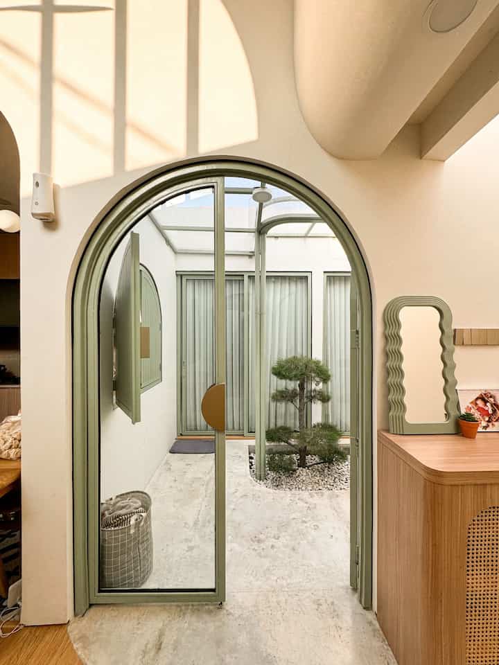 [Inner Court @zenhouse.id]

Area yang bikin vibes rumah kami terasa berbeda adalah adanya innercourt ini. Ketika dulu diproposed oleh arsitek mau kolam atau innercourt dg tanaman, kami langsung milih pilihan kedua. Ada kolam pasti lucu sihhh cuma pas itu mamaca lagi hamil dan kepikiran ke depan kalo adik bayi lahir dan besar akan bahaya ga ya kalo ada kolam depan kamar gitu? Hihi 🫢

Ya walau sekarang pun ada batu-batuan suka diambilin disusun-susun juga sih😂😂😂

Btw tanaman di ruang tengah ini namanya cemara udang ya keluarga @zenhouse.id. Alhamdulillah dia numbuh dengan baik. Setelah 5 bulan nempatin, akhirnya kemarin kami manggil tukang kebun untuk merapihkan karena dia lumayan rimbun🫢🤗🥰 bisa sih sendiri cuma kayanya akan lebih oke hasilnya ketika ditangani oleh ahlinya ya xixi

Si cemara udang ini ditanamnya di media tanam yang dilapisi paranet, pasir malang, baru di atas ada batu italy. Mamaca udah berencana ganti batu italynya dengan size yang lebih kecil karena kayanya akan lebih cakeup🥰🏡 doain segera ada rezeki ya keluarga @zenhouse.id hihi

Nah kalo kamu, tim suka ada taman/area terbuka di tengah rumah atau engga nih? Kenapa tuh kalo boleh tahu?

Share yaa🖤🖤🖤

#innercourt #tamanrumah #landscape #cemaraudang #batuitaly #pasirmalang #insideyourhouse #homedecor #homedeco #homeinspio #inspirasirumahminimis #rumahestetik #rumahminimalis