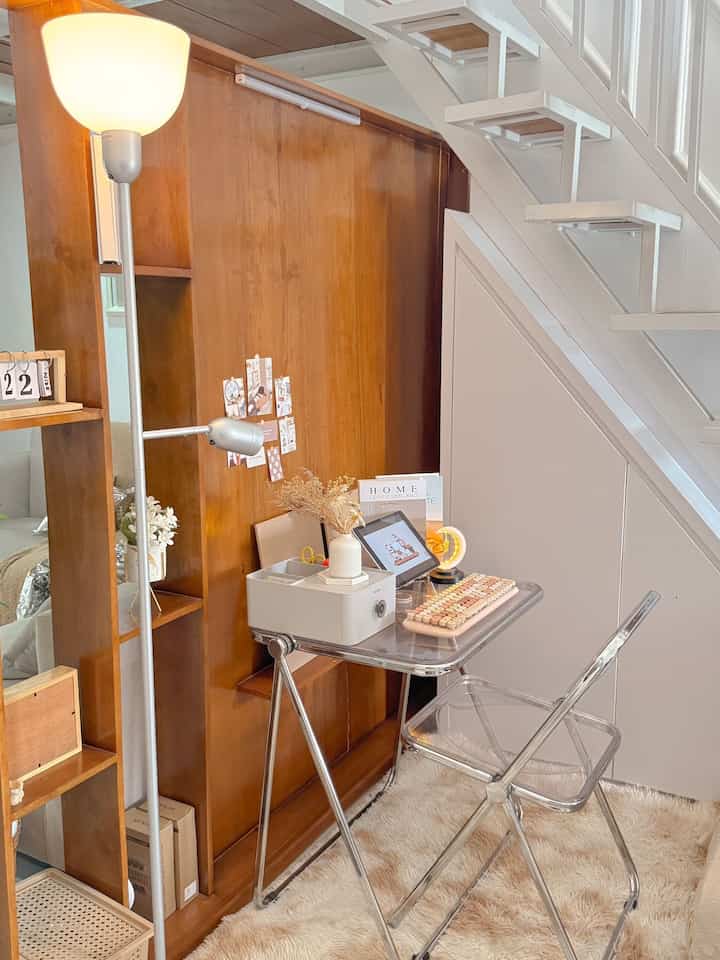 • Ruang Terbatas 👉 jadi Ruang Kerja 🤎✨

Di rumah yang mungil ini, ada space kosong sedikit kami jadikan spot baru. 

Misalnya pada balik partisi ini, saya jadikan ruang kerja portable dengan menggunakan meja lipat dan kursi lipat sehingga bisa dengan mudah dipindahkan. Bahkan partisi yang kami gunakan bisa fleksibel di buka tutup, sehingga saat di rumah ada acara juga bisa dibuka. 

•slide terakhir : before 

#mejalipat #kursilipat #partisi #storage #mejaminimalis #kursiminimalis #ruangterbatas #NeverTooSmall 

