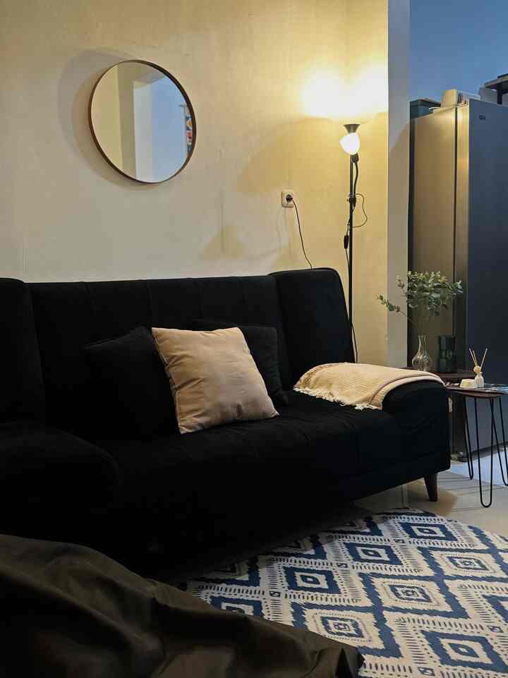 Mengatur furniture di ruang terbatas agar tetap fungsional itu super challenging… 

1. Sofabed
Kami sengaja memilih sofabed, karena disaat ada keluarga yang menginap dirumah, sofa ini bisa dialihfungsikan sementara menjadi kasur tidur karena memang saat ini rumah kami hanya memiliki 2 kamar tidur.

2. Gudang dibawah tangga
Area bawah tangga kami alih fungsikan menjadi mini gudang. dengan membuat pintu 1 daun. Untuk penutup nya sendiri kami memilih bahan perforated yang sama digunakan untuk railing tangga. 

#Sofabed #Perforated #RuangTerbatas #Nevertoosmall