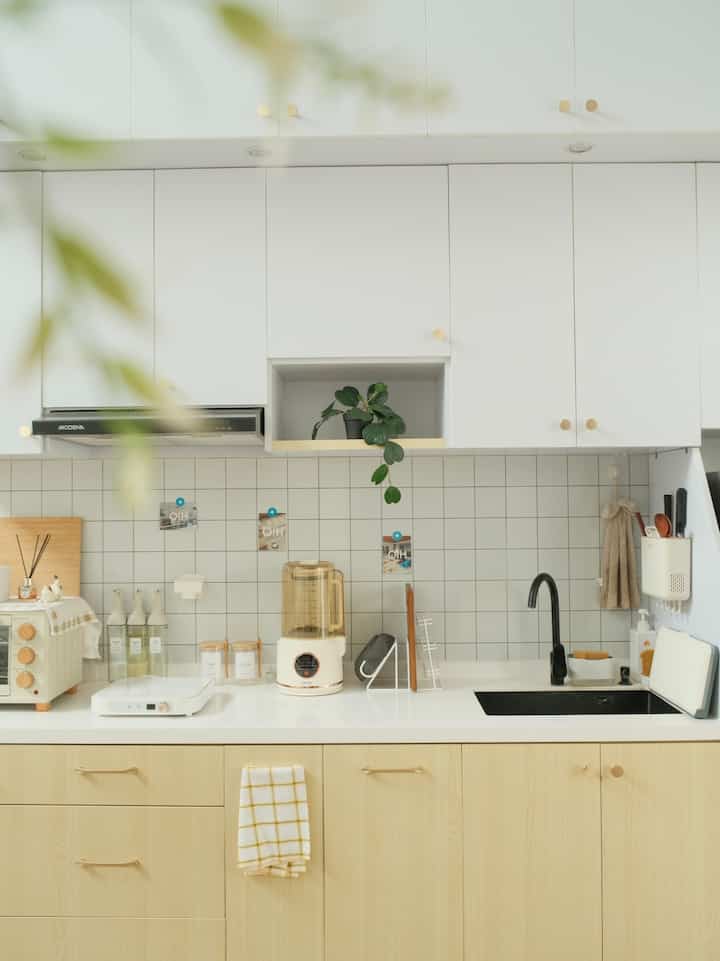 Inspirasi dapur korean style ala Damaruma 🤍
1. Total panjang 3 meter (top table 2,3 dan space untuk kulkas 0,7)
2. Aku pakai finishing HPL Taco kode TH 101 AA (Ice Pear) dan TH 016 AA (White Matte)
3. Untuk material top table solid surface
4. Material Kabinet atas Plywood dan kabinet bawah PVC

#InspirasiDapurMinimalis #DapurSegaris #KoreanKitchen #TacoTH101AA #TacoTH016AA #KitchenStyle #IdeDapurMinimalis #KitchenDesign