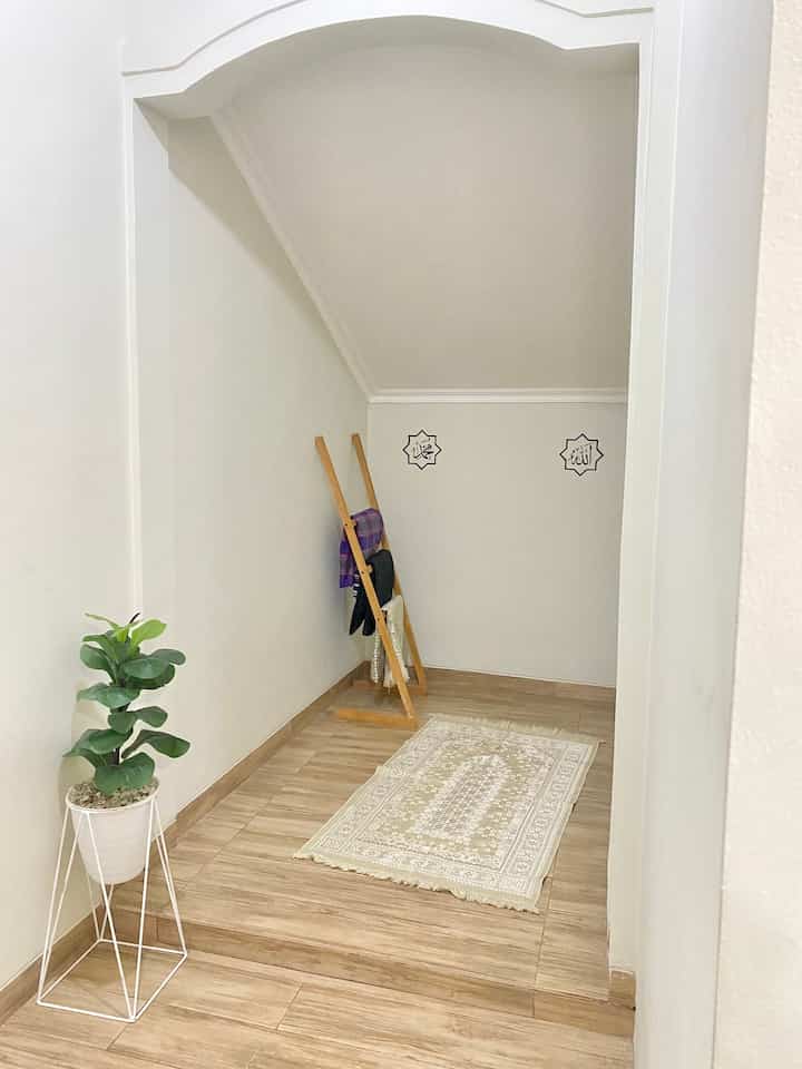 Hai tetangga online selamat datang di house of chel dengan memanfaatkan ruangan terbatas, kami menggunakannya untuk mushola.

semoga menginspirasi✅

#Ruangterbatas
#NeverTooSmall
#lantaikayu
#mushala
#WarnaCatRumah