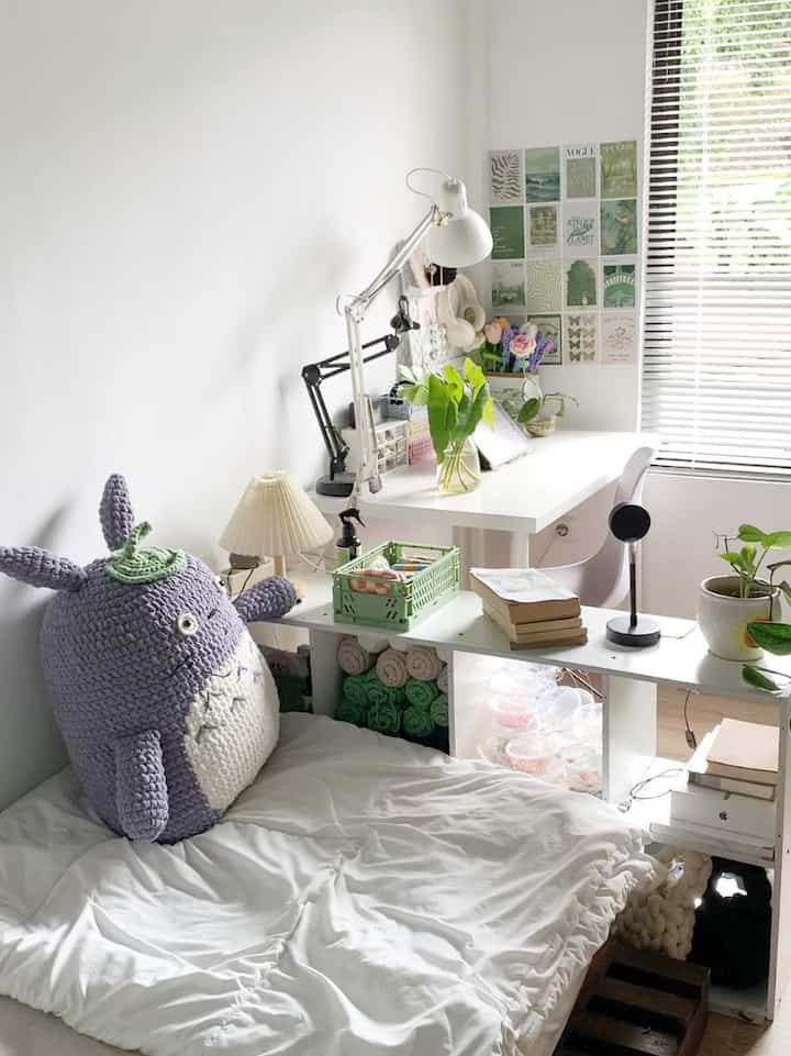 Luas kamar ini cuma 2,5x3,5m. Untuk memaksimalkan ruangan dibagian sudut yg tersisa 1x2,5m saya manfaatkan untuk ruang kerja. Dibagian kiri untuk meja kerja dan sudut bagian kanan ada standing mirror. Penambahan standing mirror ini untuk memanfaatkan space kosong dan menambah kesan luas pada ruangan.

Walaupun kamar ini kecil, tp tiap sudut dapat dimanfaatkan dengan maksimal. Tips untuk ruang sempit, bikin jendela yang lebar agar cahaya banyak masuk. Dan manfaatkan setiap sudut dengan maksimal.

#KamarTidur #kamarSempit #MejaKerja #vennetianblind #lampubelajar #standingmirror #RuangTerbatas #NeverTooSmall