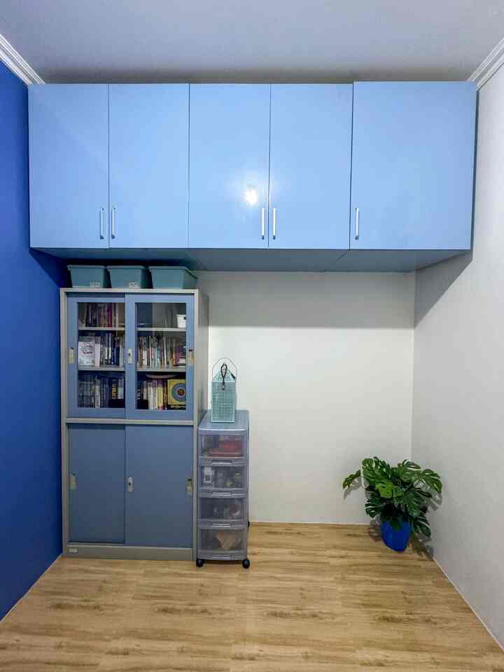 🔅Space-Saving🔅

beginilah salah satu cara kami memanfaatkan area terbatas di rumah, yaitu dengan membuat lemari gantung di ruangan mushola mini ini. tentunya dengan tidak mengganggu aktifitas ibadah.

lemari ini dibuat custom sehingga ukurannya pun sesuai dengan peruntukannya. kebetulan lemari gantung ini adalah tempat kami menyimpan koper-koper dan tas sejenisnya. ada juga beberapa box kecil kami selipkan pada space kosong, antara lemari buku dan lemari gantung, sebagai wadah printilan agar mudah dicari. 



#Ruangterbatas #NeverTooSmall #WarnaCatRumah  #Cat #LemariGantung #MusholaRumah #Ohaus #homestagram 