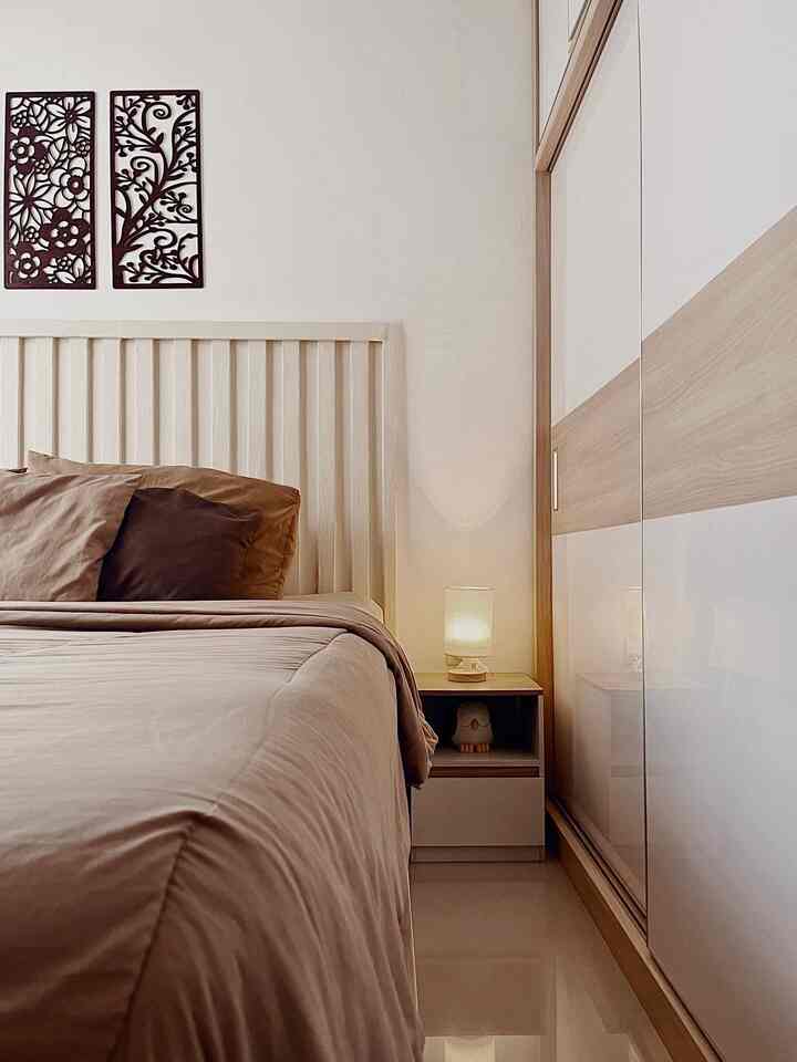 Suasana kamar tidur di malam hari. Agar terasa cozy saat beristirahat aku membuat ambience kamar menjadi warm dengan menggunakan lighting dari lampu tidur.

#BedroomStyling
#BedroomLighting
#InteriorDesign
#NightVibes
#HomeSweetHome
#HomeDecorInspo