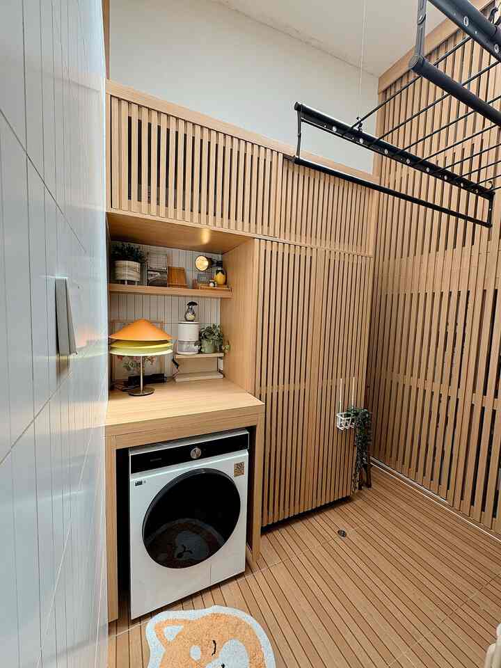 Ruang laundry yang terlihat rapi bisa tetap seperti ini karena menggunakan semua tempat penyimpanan yang tertutup. Alhamdulillah, saya tidak pusing lagi


#kylehome #laundryroom #ruangcucikering #gudangmini #gudangplafon #storagearea 