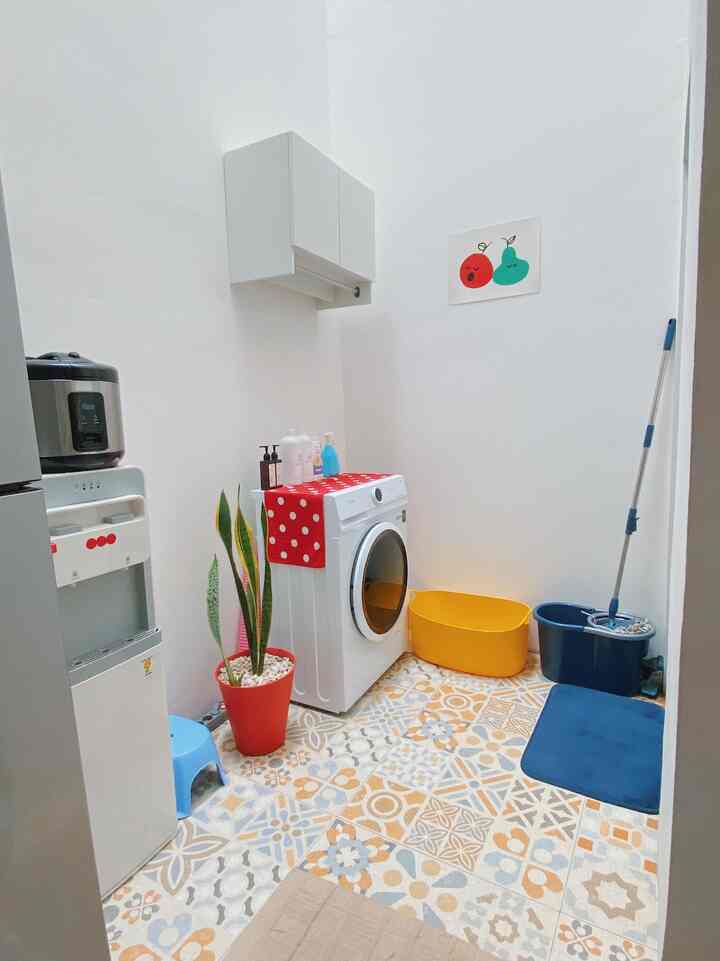 Ohayo!! 🧘🏻‍♂️🥰

Rumah kami memiliki luasan yang kecil, dari barang dan warna kami perhatikan selalu, ini contoh ruang kecil untuk laudry room kami, tidak lebih dari 3m, untuk mengakali ruang sempit, selain pemilihan barang yang ringkas, bisa juga gunakan penyimpanan vertical,selain itu warna aksen berpengaruh memberi ruang lebih luas keliatannya.

#laundryroomminimalis
#polkadotpattern
#narahous 
#ruangterbatas
#bauhaus 
#nevertoosmall