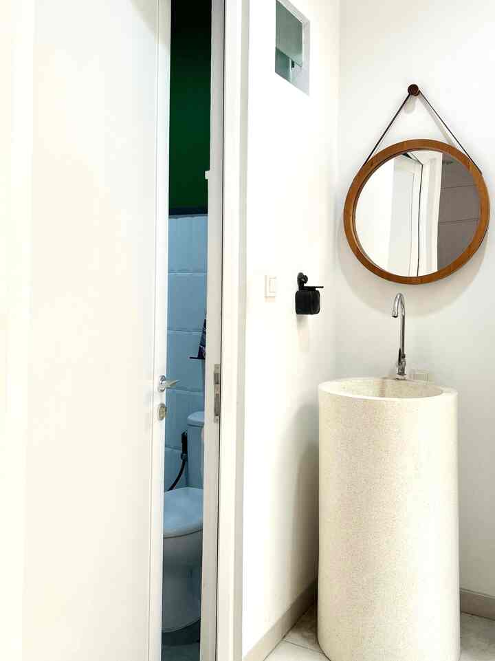 Kamar mandi tamu terletak di lantai dasar untuk keperluan tamu dan juga bisa dipakai bersama. 
Berkaca dari masa pandemi, kami memilih konsep wastafel di luar agar memudahkan kegiatan sehari hari mencuci tangan setelah keluar rumah. Wastafel dari semen dengan motif terazo.
Untuk konsep kamar mandi kami bermain warna hijau olive untuk memberi kesan segar dan beda dengan ruangan lainnya.

#Bathroom #Kamarmandi #Wastafelterazzo #idedesain #midcenturybathroom #Catdinding #dindingkamarmandi #cerminbulat