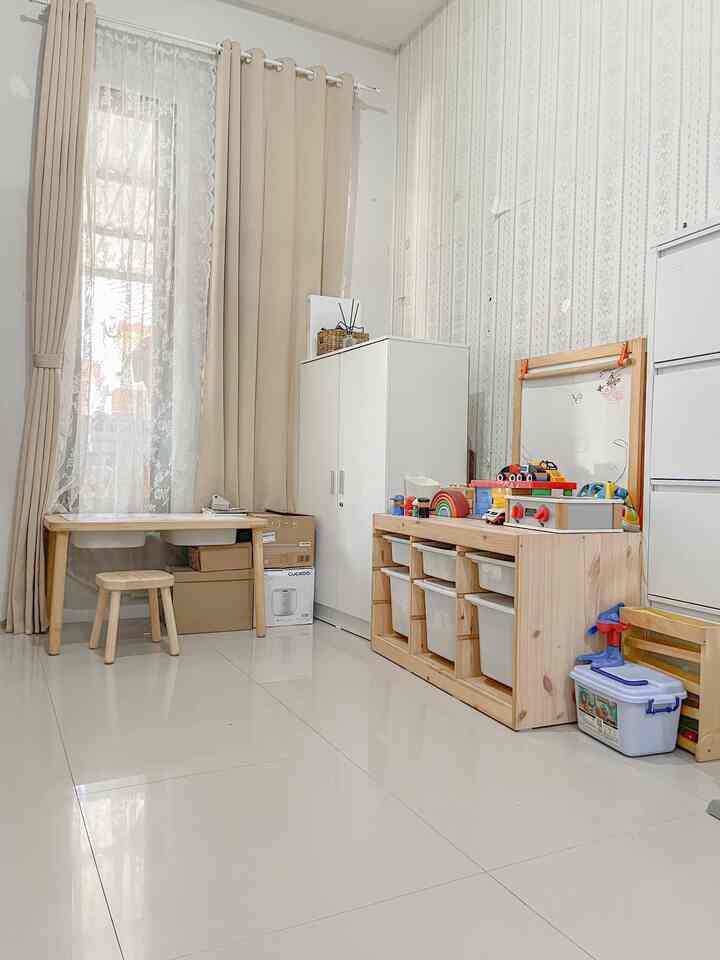 Area paud mama aku sebutnya ni, hehe soalnya disini aku simpan semua stimulus anak. Semua alat montesori atau mainan yg paling disukai anak.

Yaa inilah, sudut warna warni rumahku 💕

#kidsroom #playroom #smallroom #rumahmini #anak #ikea 