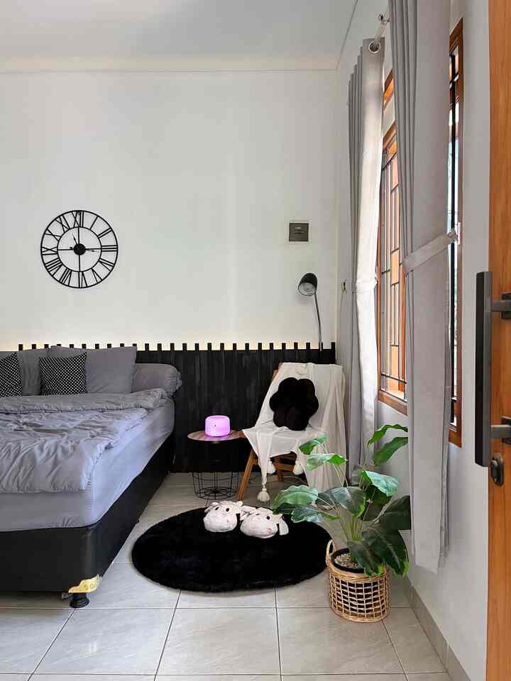 Memaksimalkan Area Terbatas

Yes karna belakangan ini aku lagi hoby baca maka aku memaksimalkan area terbatas di master bedroom menjadi tempat baca. Sederhana saja yang penting bisa nyaman saat digunakan untuk membaca tak lupa aku letakan diffuser oil di atas meja supaya bisa relax dan enjoy saat membaca. Aku juga tambahkan lampu baca agar tetap terang pada saat malam hari. 

#BumiGerrd #KarpetBundar #StandLampu #KuriJati #DiffuserOil #RuangTerbatas #NeverToSmall