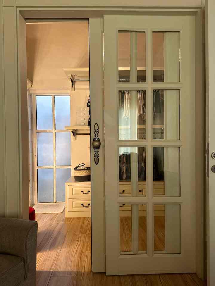 Walk in closet dengan konsep open cupboard cukup maksimal dan terkesan luas dengan lahan yang terbatas hanya 3x2 meter, lahan yang terbatas membuat kami harus berpikir ekstra agar setiap sudut dan sisi ruangan bisa dimanfaatkan sebaik mungkin juga agar selalu terlihat rapi

#walkincloset #partisiwardrobekayu #opencupboard #ruangterbatas #nevertoosmall #bandaaceh #livewithkids

