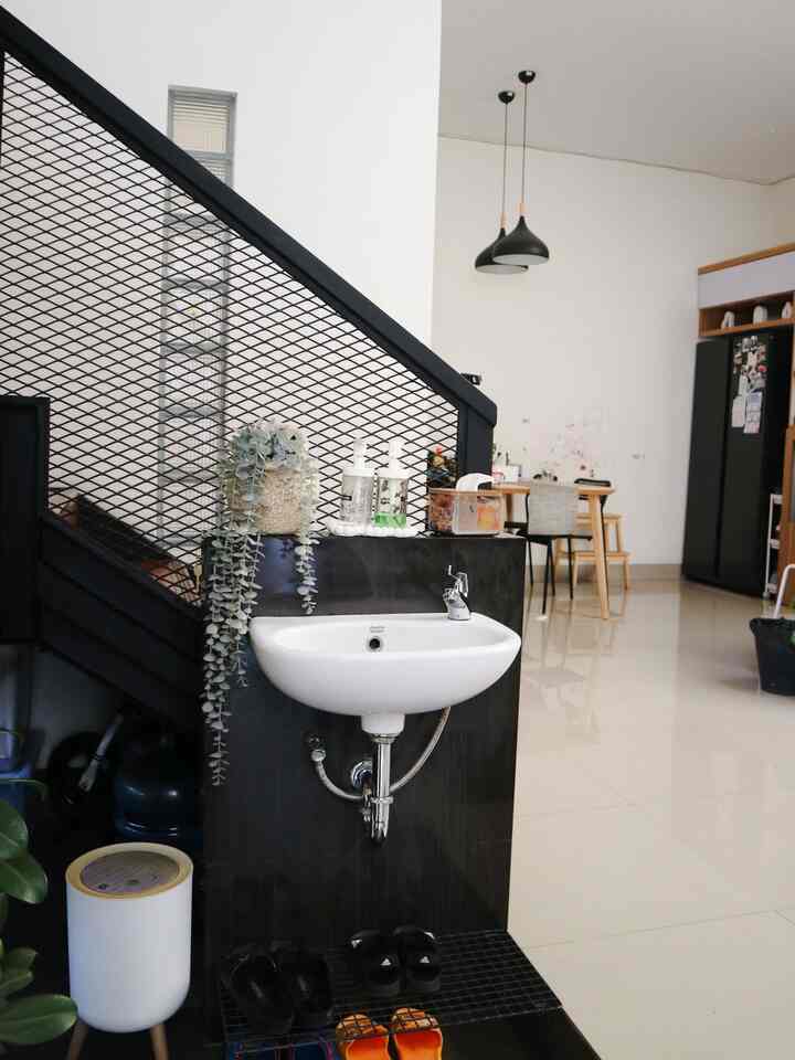 Area foyer dan tangga 

Area ini tu sengaja dikasih washtafel agar selalu ingat masa2 covid jadi setiap masuk rumah wajib buat cuci tangan. 

Tangga ini konsep awalnya dibuat besi baja aja, tapi karena kami ada dua bocil akhirnya ditutuplah pake kayu solid. Agar lebih aman pastinya. 

Happy weekend 🤍

#AreaFoyer #AreaTangga #casaaksadaru #raksepatu #botolcucitangan #vasbunga #tanamanijo
